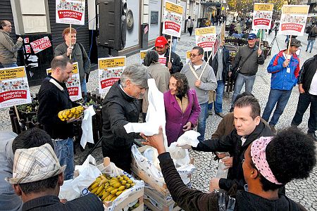 Grevistas distribuem bananas em Curitiba simbolizando a relação em que, 